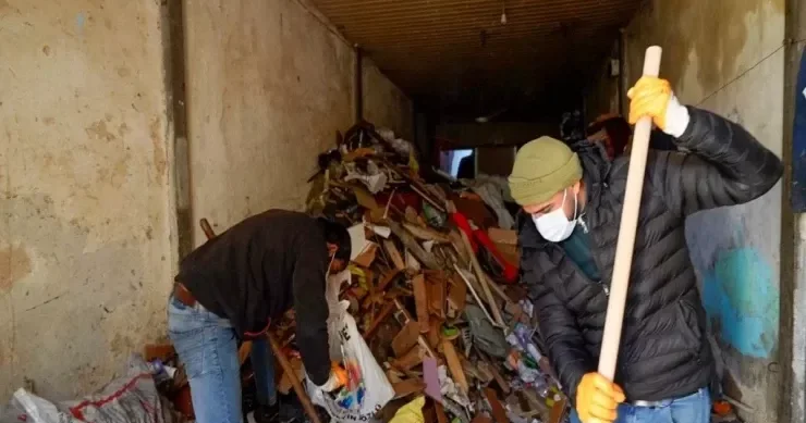 Qonşuların şikayəti ilə evdən 168 ton tullantı çıxarıldı