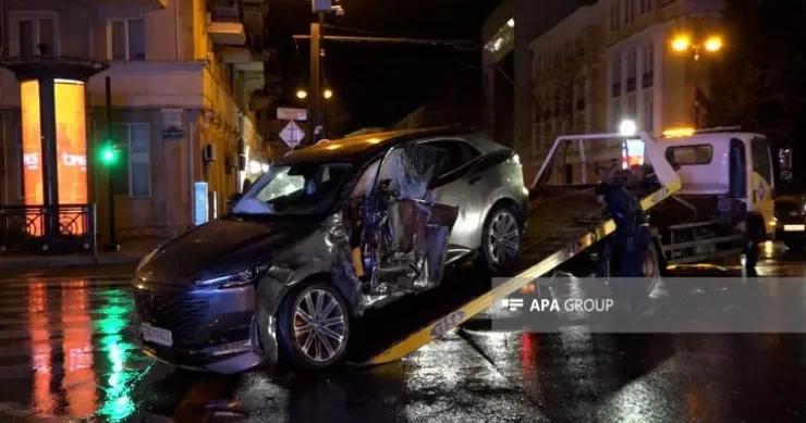 Qırmızıdan keçən minik avtomobili avtobusa çırpıldı