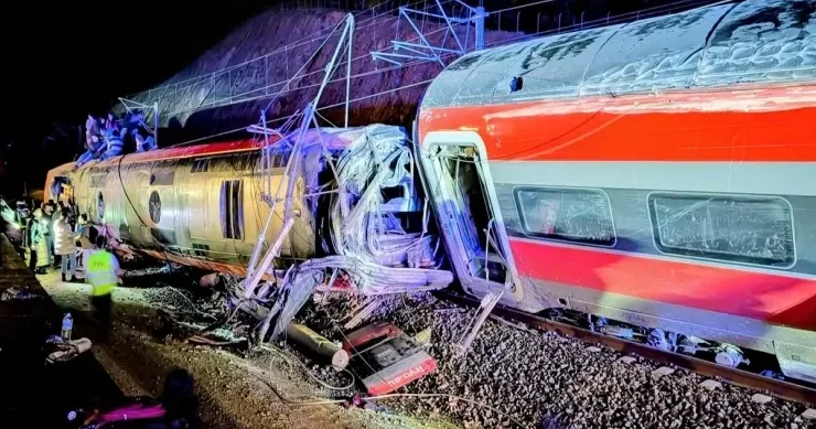 İspaniyada qatarlar relsdən çıxdı: 5 nəfər öldü, yaralılar var