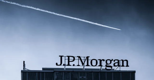 Tramp “JPMorgan” şirkətini məhkəməyə verib