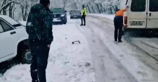 Снегопад на перевале Агсу парализовал движение новые КАДРЫ