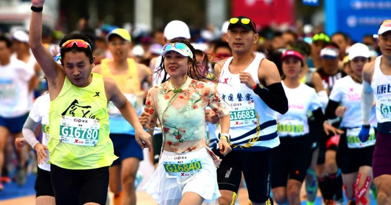 Yarış zamanı siqaret çəkən 2 idmançı oyundan qovuldu