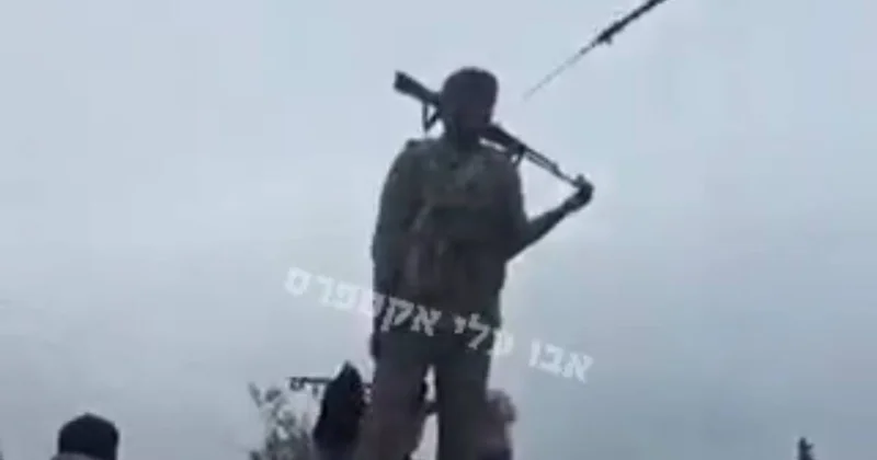 Tabqa şəhərində kürd qadın döyüşçünün heykəlini sökdülər VİDEO