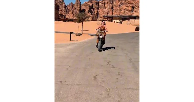 Наджиба наслаждается прогулкой на скутере в Аль Уле ВИДЕО