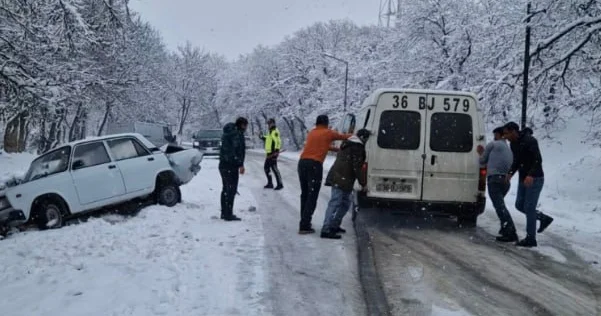Ağsu aşırımında bir neçə avtomobil yolda qaldı FOTO