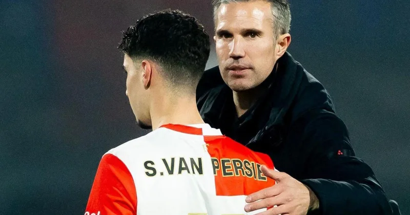 Ata oğul səhnəsi futbolu silkələdi: Van Persinin oğlu iki dəqiqəyə dubla imza atdı VİDEO