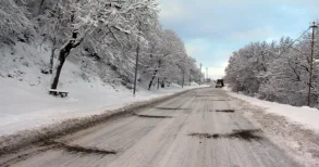 Əhaliyə XƏBƏRDARLIQ! Güclü qar yağdı: Bakıya gələn yol bağlanır