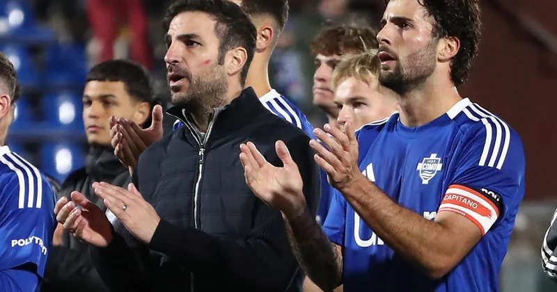 Fabreqas Barselona nın futbolçusunu yanına aparır