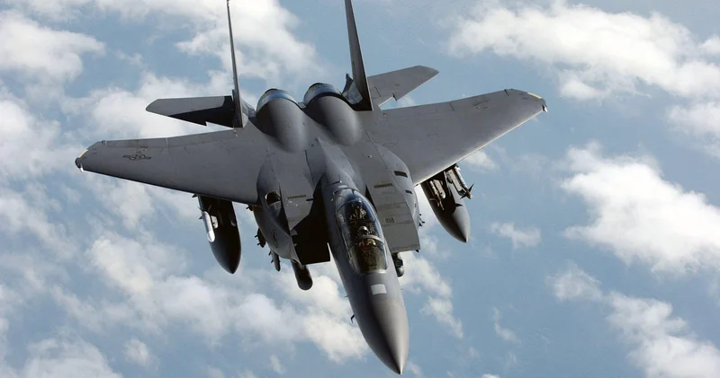 ABŞ ın 12 ədəd F 15 qırıcısı Yaxın Şərqə doğru uçur FOTO