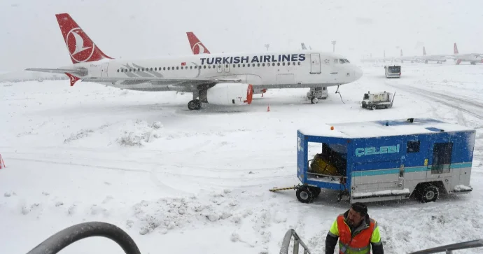 İstanbulda qar fırtınası: Uçuşlar ləğv edildi