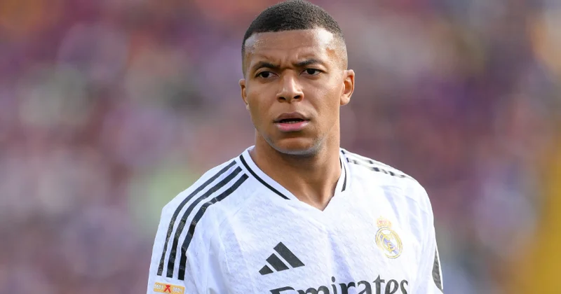 Mbappe əfsanəvi hücumçunu geridə qoydu