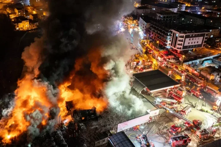 İstanbulda böyük yanğın 20 rayondan yanğınsöndürən cəlb olundu