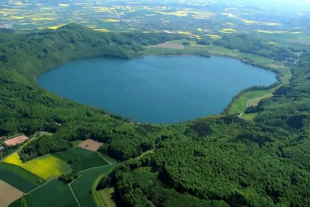 Almaniyanın Laacher See gölünün altındakı təhlükəli vulkan oyanır