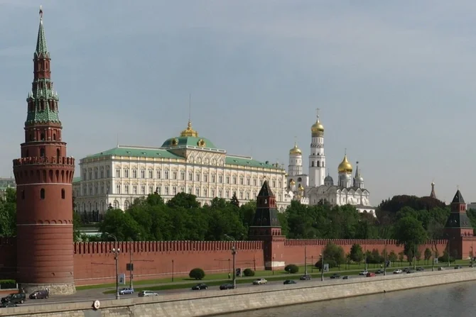 Azərbaycanlı müğənninin atası Kremlin mətbuat katibi olub