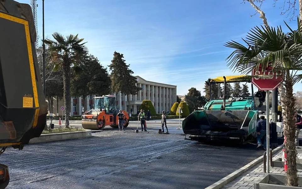 Beyləqanın mərkəzi yollarının təmiri davam edir Fotolar