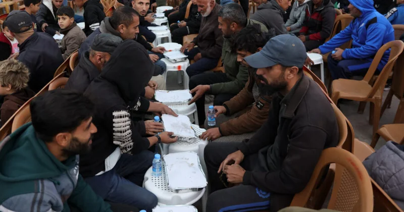 Dağıntılar arasında ilin ilk iftar süfrəsi FOTOLAR