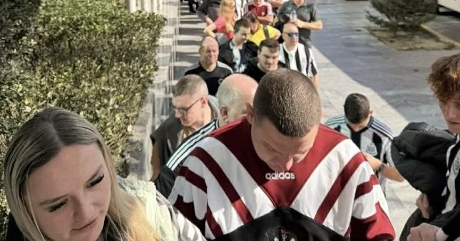 Bakıda ingilis azarkeşlərin uzun növbəsi yarandı Şəkillər