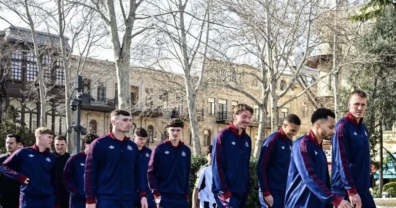 “Nyukasl”ın futbolçuları Bakı küçələrində FOTO