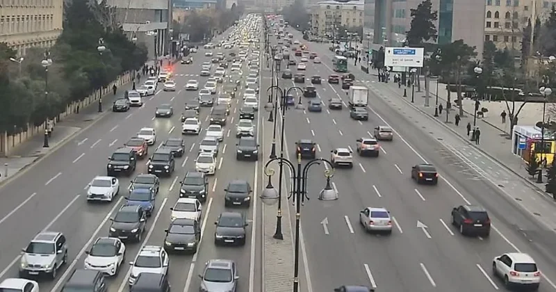 В Баку на двух десятках улиц и проспектов затруднено движение транспорта