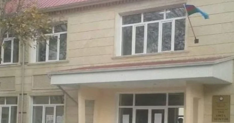 Одиннадцатиклассник упал во второго этажа школы
