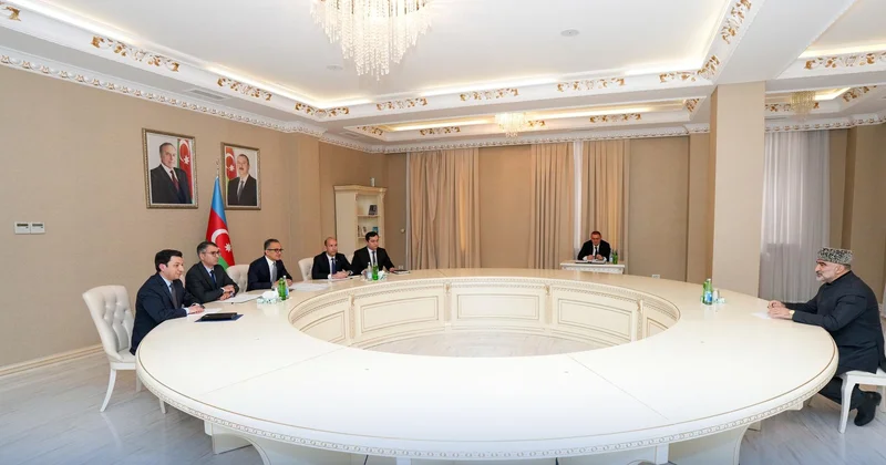 “ANALOQSUZ” MƏMUR STOLU... Komitə sədri vətəndaşla niyə uzun məsafə saxlayır? + FOTO