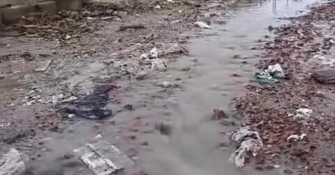В Баку десять дней течет вода из прорвавшейся трубы ВИДЕО