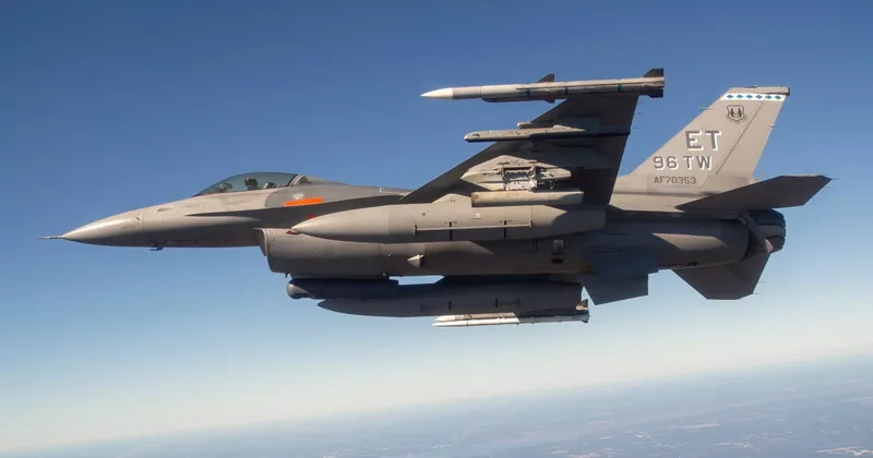 Первые кадры применения украинскими F 16 ракет APKWS II против российских БПЛА: ВИДЕО