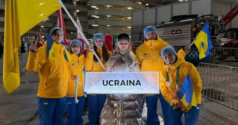 Россиянка несла табличку с надписью Украина на церемонии открытия зимней Олимпиады Фото