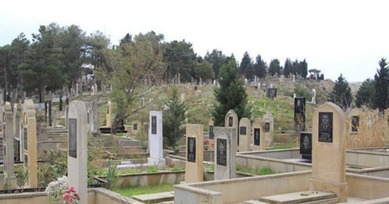 Məzar daşına yazılan cümləyə görə məhkəməyə müraciət olundu