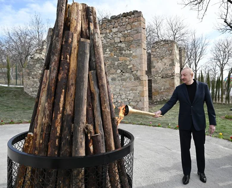 Prezidentlə xanımı Novruz tonqalı yandırdılar YENİLƏNİB