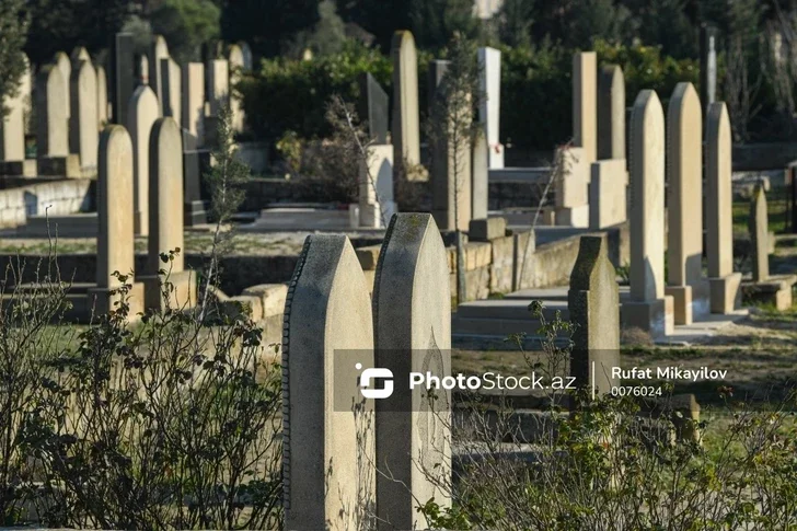 В Мингячевире женщина скончалась на кладбище во время посещения могил родственников