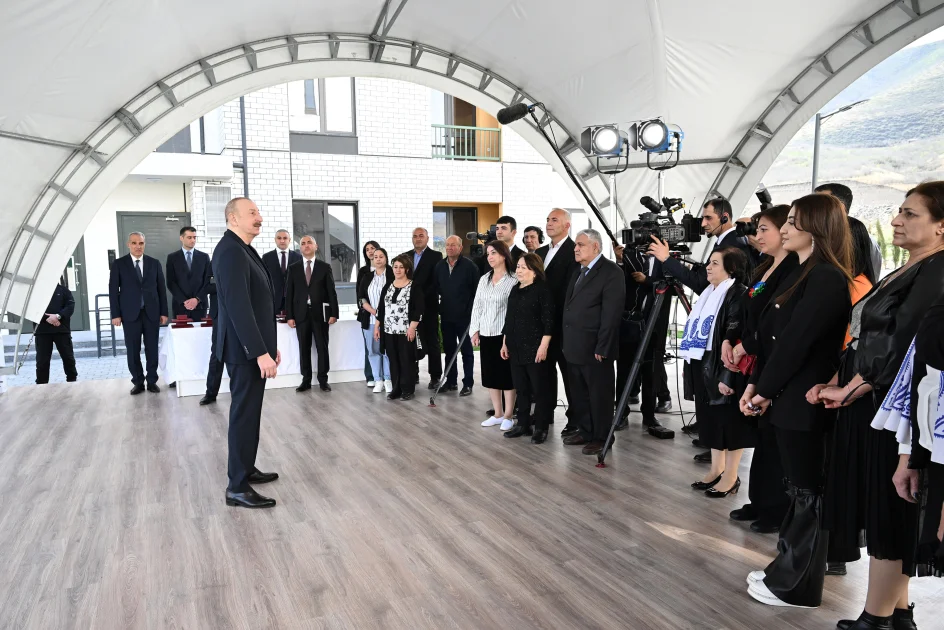 Prezidentlə Həsənriz sakini arasında müxalifət dialoqu: “Əsas dövlətə, dövlətçiliyə müxalifətdə olmasınlar”