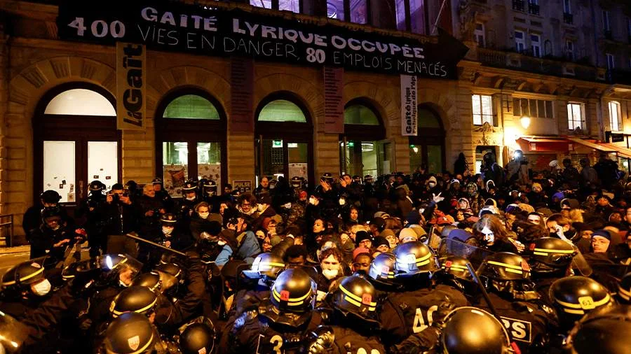 Paris polisi evsizlərin zəbt etdiyi teatrı azad etməyə çalışır