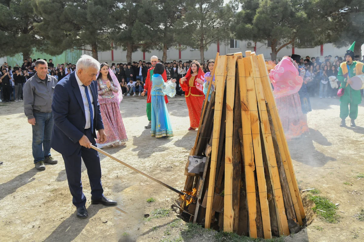 Universitetdə şənlik FOTOLAR