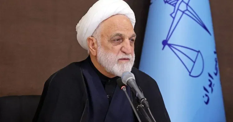 Axmaq Tramp müharibədə kömək istəyir İranın Ali Hakimi