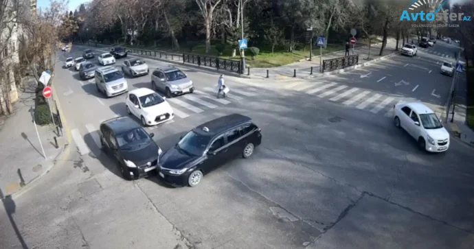 Yolayrıcında ağır qəza; yenə Prius Günah kimdədir? Ekspert İZAH ETDİ VİDEO