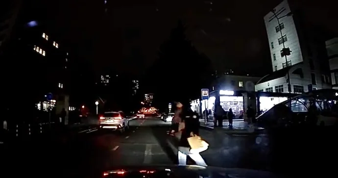 Yolu kor koranə keçən qadın qəzadan son anda xilas oldu VİDEO