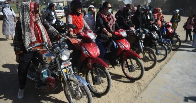Pakistan motosikletdən elektromobilə keçmək istəyir