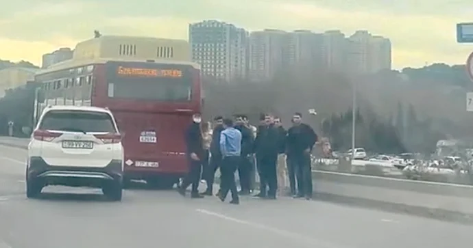 Bakı Sumqayıt yolunda “Toyota” sərnişin dolu avtobusla toqquşdu VİDEO