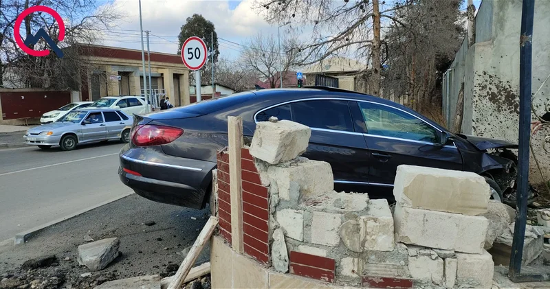 В Гяндже автомобиль протаранил забор и врезался в здание цеха ФОТО