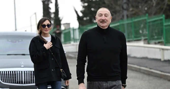 İlham Əliyev Xocavəndin Xanoba kəndində fərdi evlərin və infrastrukturun bərpası sahəsində görülən işlərlə tanış olub