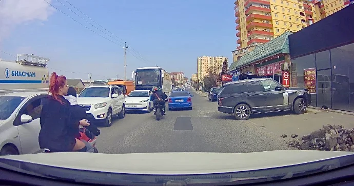 Masazırda bir biriylə yarışan moped sürücüləri yol boyu qəza şəraiti yaratdı VİDEO