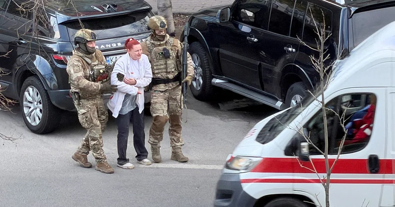 Kiyevdə küçədə insanlara atəş açıldı Ölənlər var Yenilənib