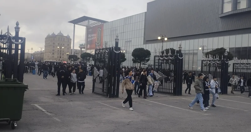 Bəhramov da izdiham: uzun növbələr, bilet almağa məcbur qalan xanım azarkeşlər... FOTOLAR
