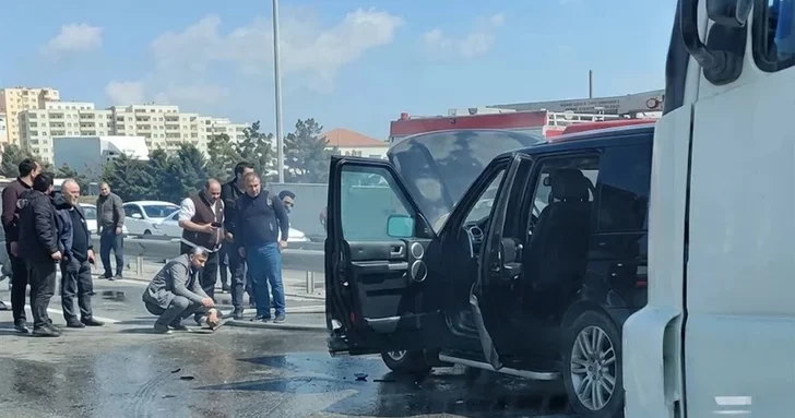 Пожар на Бакинской кольцевой: загоревшийся Land Rover парализовал движение в Ясамальском районе