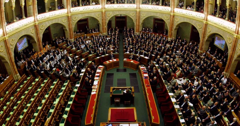 Стало известно, как распределились места в парламенте между партиями Мадьяра и Орбана Minval Politika