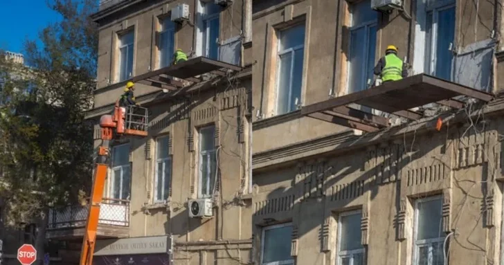 В центре Баку к историческому зданию пристраивают балкон