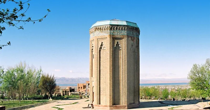 Azərbaycanın dövlətçilik ənənələri və ailə dəyərlərinin tarixi memarlıq təcəssümü Möminə xatun türbəsi