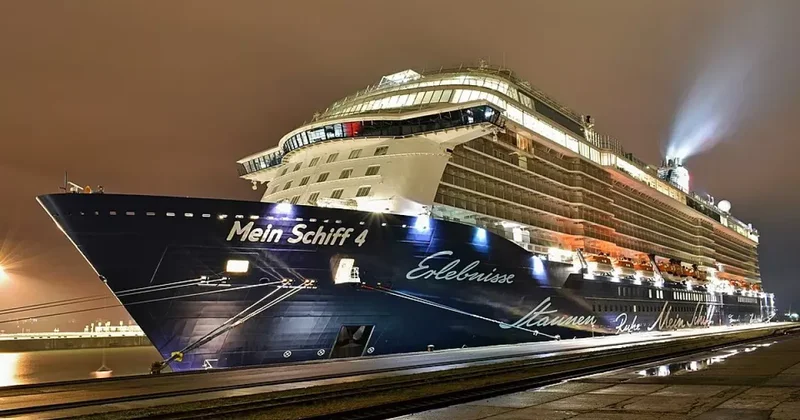 Круизный лайнер Mein Schiff 4 отправился в сторону Ормузского пролива