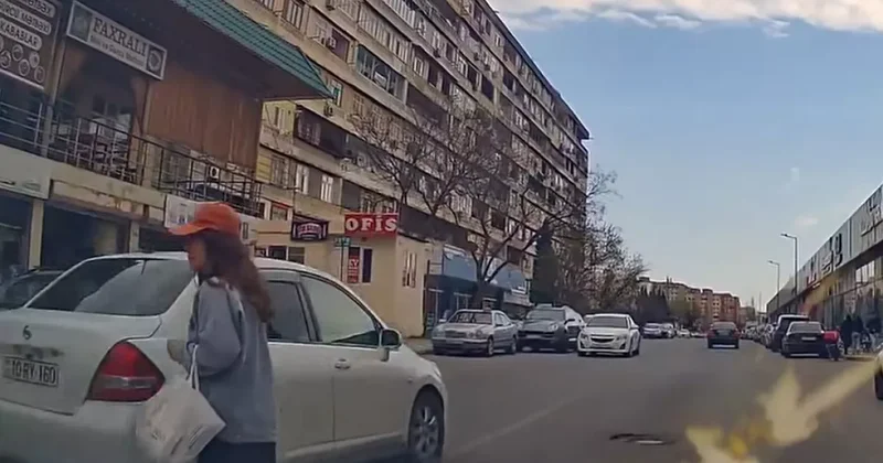 Бакинский водитель чуть не сбил пешехода на зебре ВИДЕОФАКТ